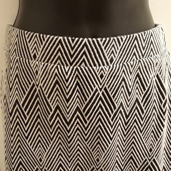 💕CUTE💕Suzy Shier geometric pencil skirt - Picture 3 of 6